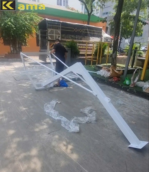 Lắp đặt rằng chéo trụ bóng rổ